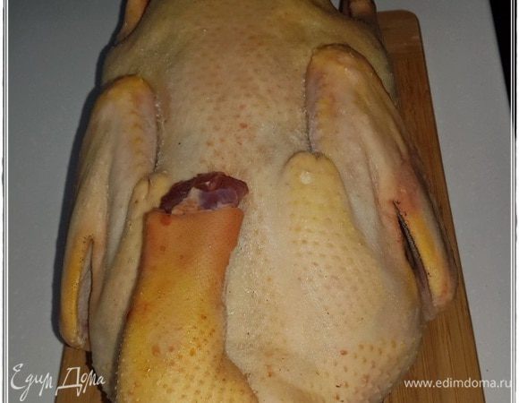 Утка деревенская. Или домашняя, как хотите, так и называйте. Но откормлена птичка зерном в основном, и гуляла себе, плавала на воле.
Что и как с уткой делать (в смысле разделки), я рассказывал уже. Довольно подробно. Если кому интересно, обращайтесь. Скажу, где посмотреть.
В кастрюлю с солянкой пойдут, если что, только бедра с ножками и те части от суповых наборов (см. пост про разделку), где мясо есть.
