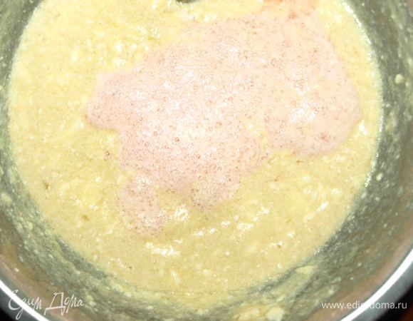 Отмерить 150 мл пива. Добавить к масляно-яичной смеси. Перемешать.