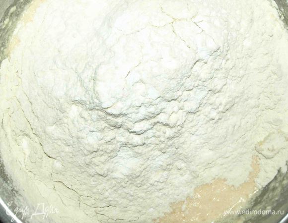 Добавить просеянную муку с разрыхлителем. Перемешать.