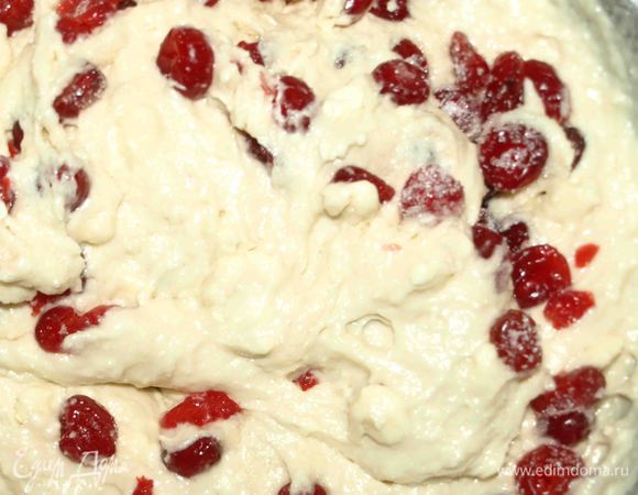 Вяленую вишню предварительно промыть, добавить в тесто. Тесто хорошо перемешать.