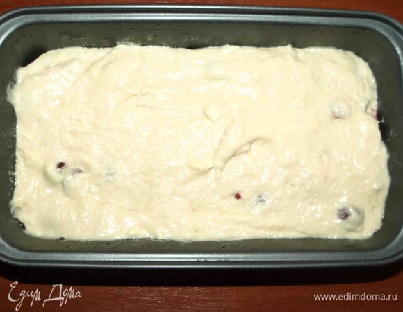 Тесто перекладываем в форму, предварительно смазанную маслом. Отправляем в разогретую до 180°С духовку. 