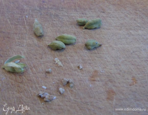 Из коробочек кардамона достаем содержимое.