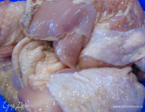 Добавляем кардамон к курице, туда же соль (1 ст. л.) и перец по вкусу, гвоздику и немного оливкового масла. Хорошенько все руками перемешиваем.