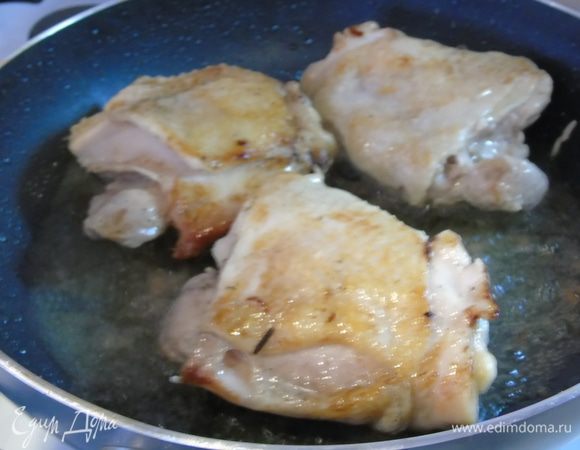 Обжариваем курицу и также откладываем в сторону.