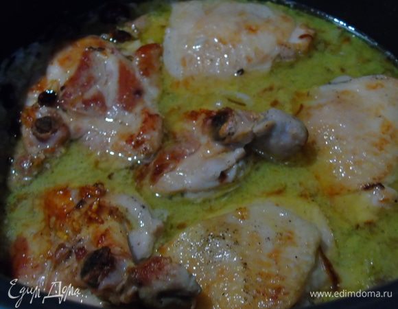 Сверху кладем кусочки курицы и заливаем водой кипящей, чтобы покрыло курицу. Накрываем крышкой и готовим на медленном огне  30 минут. Выключаем огонь и оставляем на 15 — 20 минут в покое. Перед подачей посыпаем нарезанной кинзой.