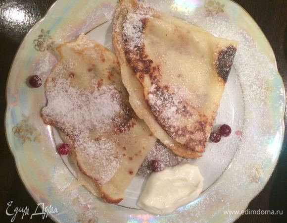 Яйца куриные смешиваем с сахаром, добавляем муку, перемешиваем и добавляем в сливки «Домик в деревне». Мешаем и добавляем масло. И начинаем жарить блинчики. Обжариваем с двух сторон и по желанию смазываем сливочным маслом и сахаром.