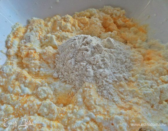 Всыпать муку.