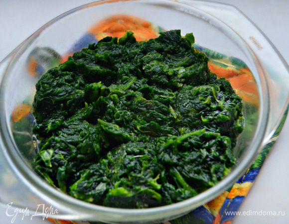 Шпинат разморозьте, лишнюю воду слейте. На сковороде на растительном масле подрумяньте мелко порубленный лук, добавьте шпинат и потушите еще 2 мин.