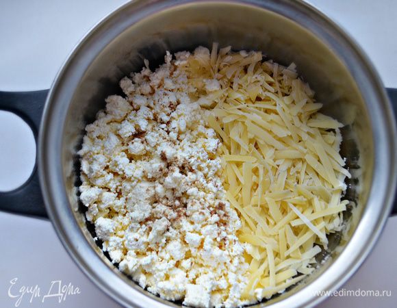 Творог смешайте с натертым на крупной терке сыром, приправьте немного солью, перцем, добавьте мускатный орех и перемешайте.