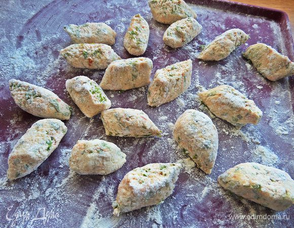 Нарезать шпателем на кусочки. Слегка обвалять боковые части.