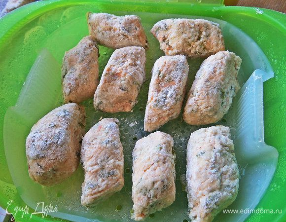 Сложить половину (всего 18 шт.) в конверт для запекания в СВЧ. На дно налила немного воды, пару ложек.