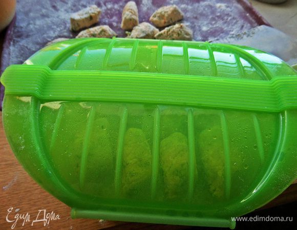 Закрыть откидными крышками и поставить на максимум (у меня 750 W) на 2 минуты в СВЧ.