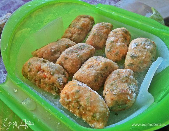 Через 2 минуты конверт с варениками достать, открыть.