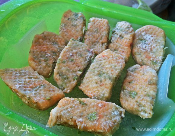 Перевернуть. И снова поставить в СВЧ на 1,5 — 2 минуты.