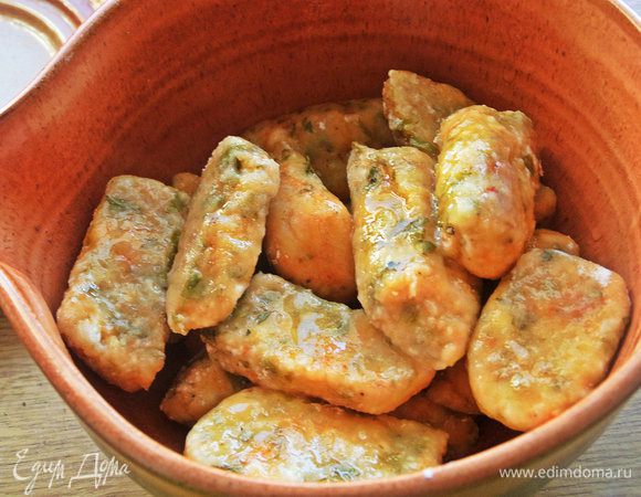 Горячие переложить в миску и полить растопленным маслом, накрыть до подачи.