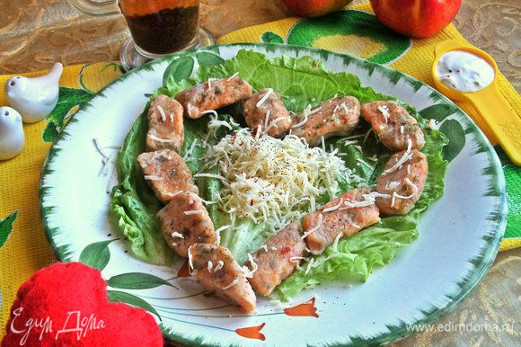 Для более романтической подачи выкладываем вареники на лист салата в виде сердечка и посыпаем тертым сыром.