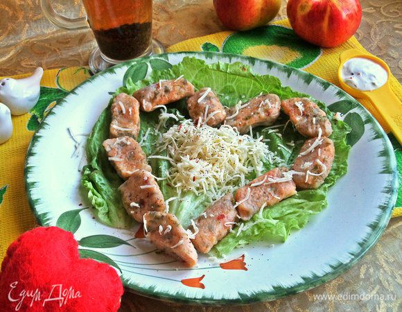 Для более романтической подачи выкладываем вареники на лист салата в виде сердечка и посыпаем тертым сыром.