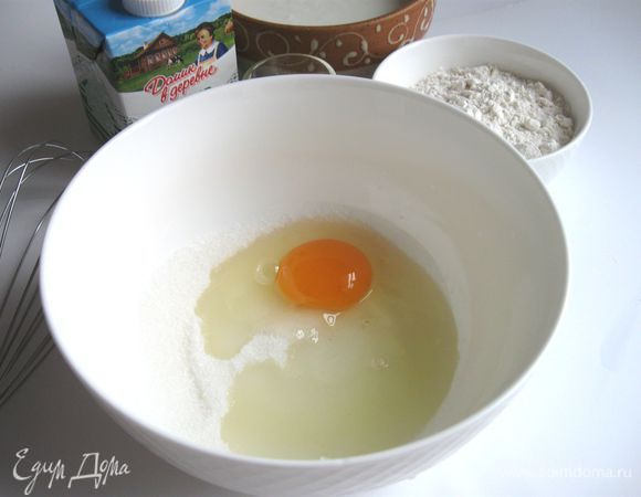 Смешать яйцо с сахаром, ванилином и солью. Вместо ванилина можно взять ванильный сахар или ванильный экстракт.