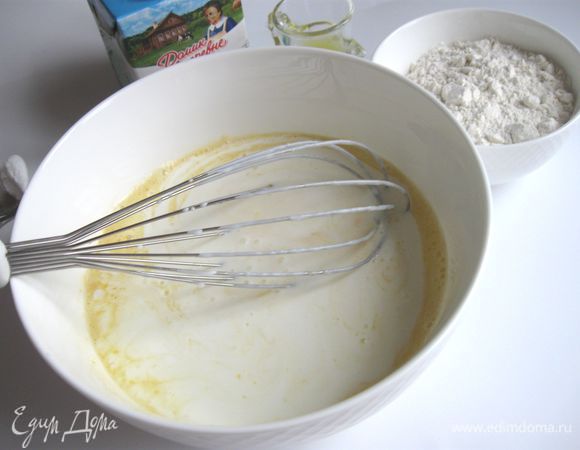 Взбить венчиком. Добавить кефир «Домик в деревне». Перемешать.
