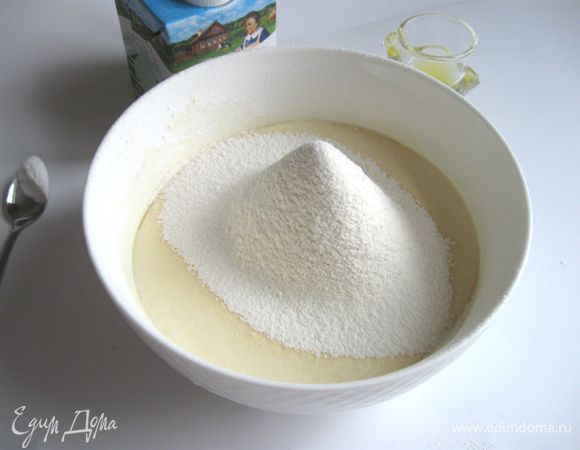 В получившуюся яичную смесь добавить просеенную муку. Перемешать.