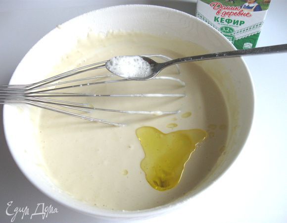 Затем оливковое масло. Выдавить несколько капель лимонного сока в соду (погасить ее), после этого добавить ее в смесь.