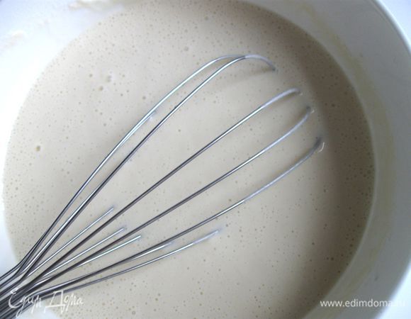 Оставить миску с блинным тестом на полчаса (накрыть крышкой). Не игнорируйте расстойку. После этого влить кипяток, постоянно помешивая.
