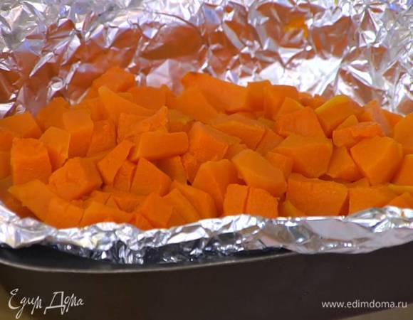 Тыкву почистить, нарезать мелкими кубиками, сбрызнуть оливковым маслом, посолить и запекать в разогретой духовке до золотистого цвета около 20 минут.