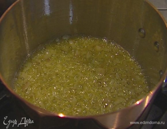 Разогреть в тяжелой кастрюле сливочное масло и обжарить лук и чеснок до прозрачности.