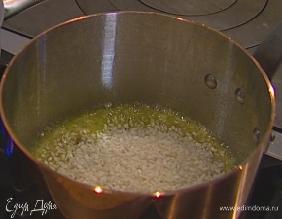 Всыпать рис и прогревать 2–3 минуты. 