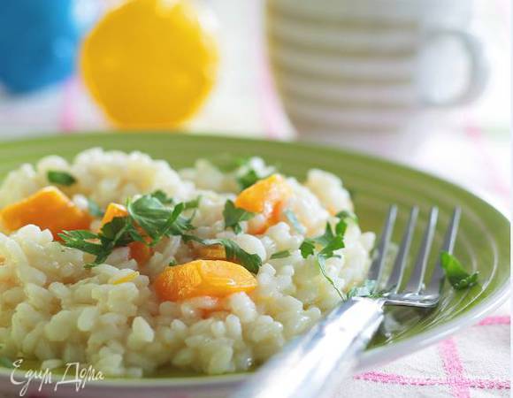 Добавить к рису кусочки тыквы, натертый сыр, сливки и зелень, все перемешать.