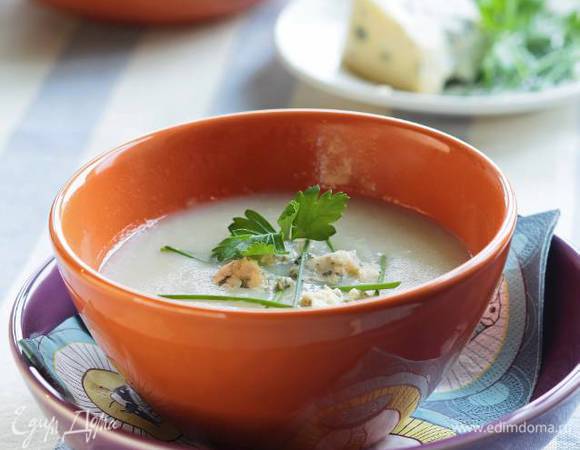 Суп немного остудить, ввести сметану или йогурт и взбить все блендером.