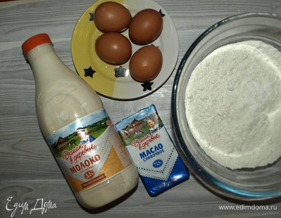 Приготовить необходимые продукты для блинов. Муку просеять и смешать с сахаром, солью, содой.