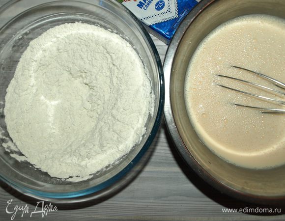 Постепенно соединяем мучную смесь с яично-молочной смесью. Тщательно взбивая, чтобы не было комочков (можно воспользоваться миксером). 