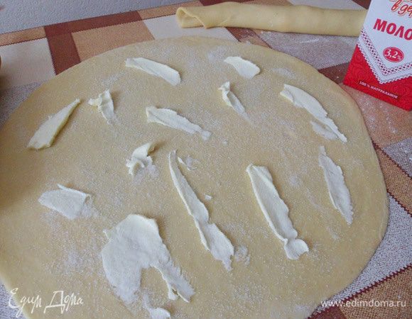 Каждую часть раскатать в круг толщиной около 0,5 см. Разложить масло по кругу, посыпать сахарным песком.