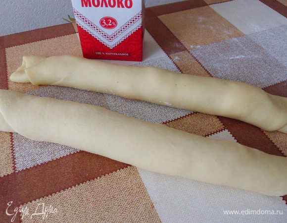 Каждую часть не плотно свернуть рулетами.