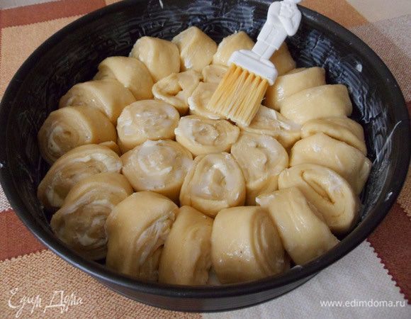 В молоке растворить сахар и хорошо смазать верх пирога.