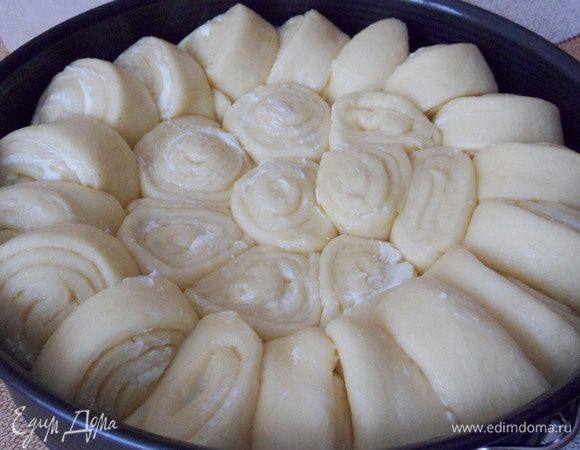 Дать пирогу подняться в теплом месте примерно 30 минут. Выпекать в прогретой до 180°С духовке до румяности (около 30 минут).