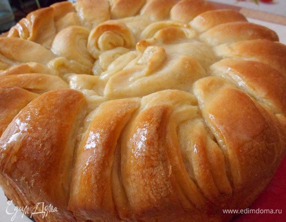 Пирог готов. Немного остудить и полить помадкой. Подавать в остывшем виде, отламывая кусочки пирога. Приятного аппетита!