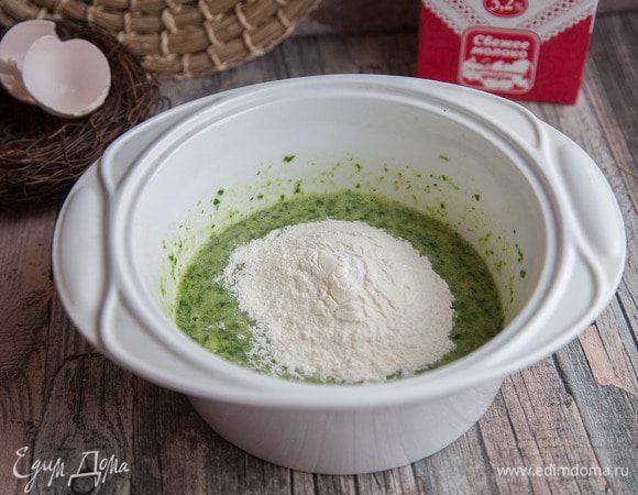 Муку просеять вместе с разрыхлителем, ввести в тесто и хорошо взбить.
Дать тесту постоять 10 минут при комнатной температуре.