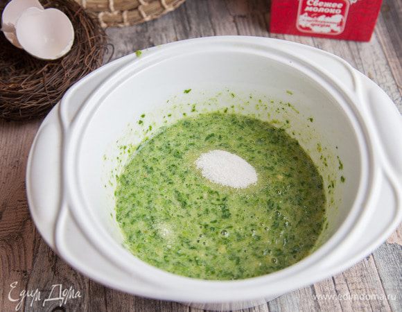 Добавить щепотку соли, сахар и перемешать.