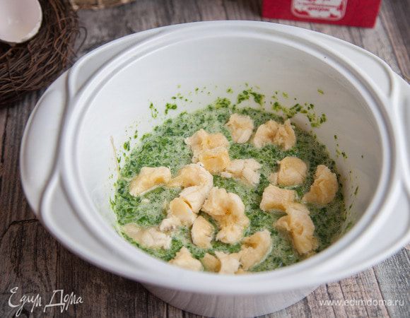 С банана снять кожуру, поломать на несколько частей и поместить в чашу к яичной смеси, все хорошо взбить блендером.