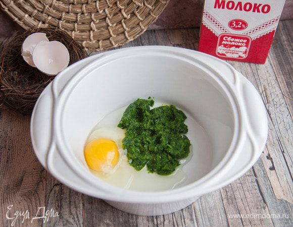 Шпинат выложить в чашу блендера. Яйца влить в чашу к шпинату и хорошо взбить блендером.