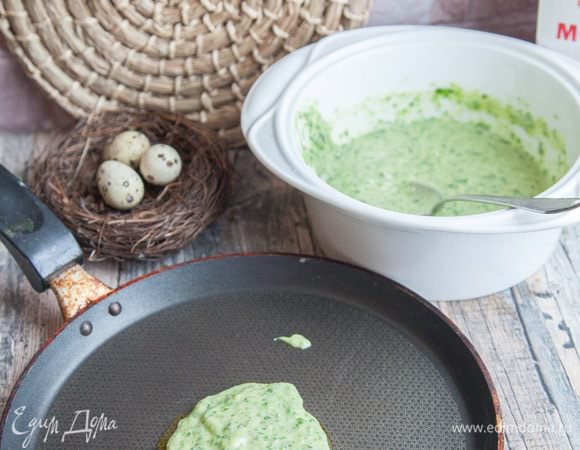 Разогреть сковороду на сильном огне, затем уменьшить нагрев до среднего. Смазать поверхность каплей растительного масла. Выпекать оладьи до появления пузырьков, затем аккуратно перевернуть. На один оладушек нужно 2 ст. л. теста.