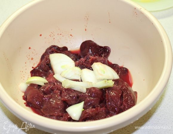 Куриную печень и лук измельчить блендером.