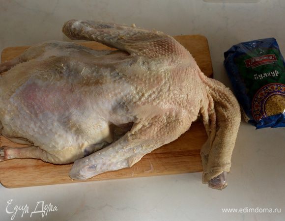 Гуся помыть, общипать, натереть солью, перцем и раздавленным чесноком внутри и снаружи. Завернуть в пленку и оставить на холоде на сутки.