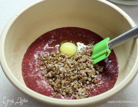Добавить 3 — 4 ложки отваренной гречневой крупы ТМ «Националь», яйцо.