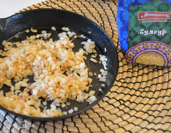 Лук мелко нарезать и обжарить до золотистой корочки.