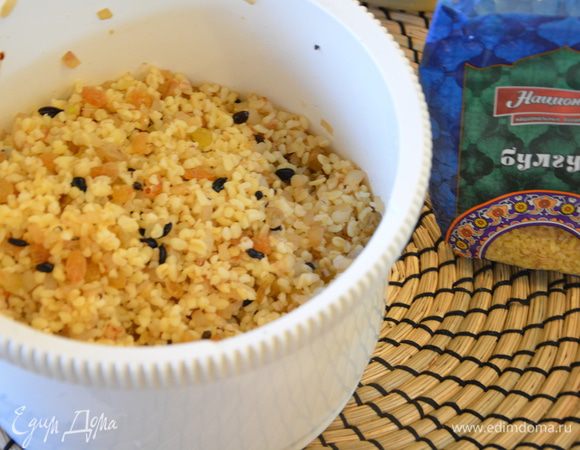 Изюм промыть. Смешать булгур, изюм, барбарис. Посолить и поперчить, перемешать.