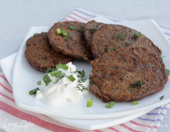 Подавать горячими со сметаной.