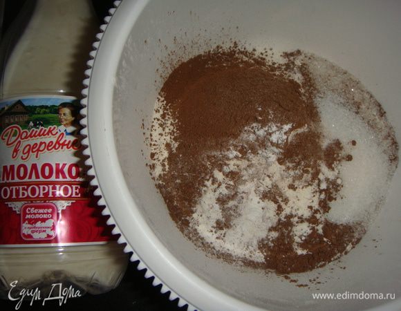 Готовим тесто для блинчиков : соединяем в чаше для взбивания сахар, соль, просеянные муку, какао и разрыхлитель. Все перемешиваем.